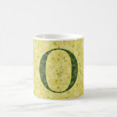 Letter O淡黄色と暗緑色の自由 コーヒーマグカップ (中央)