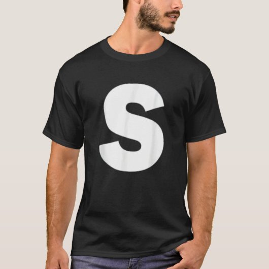 Letter S大文字アルファベットモノグラムイニシャル Tシャツ (正面)