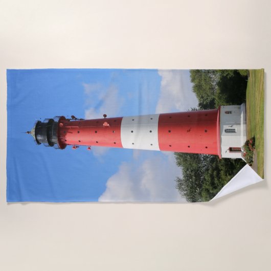 Leuchtturm auf Insel Pellworm im Sommer ビーチタオル (正面)