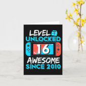 Level 16 Unlocked Awesome Since 2010 16th Birthday カード (黄色い花)