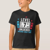 LEVEL 7 UNLOCKED Gamer Birthday – Custom Year Tシャツ (正面)