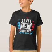 LEVEL 9 UNLOCKED Gamer Birthday – Custom Year Tシャツ (正面)