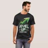 Level Up Every Day – Gamer Motivation Shirt Tシャツ (正面フル)