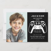 Level Up Gamer Boys Black Birthday Party Photo 招待状 (正面)