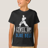 Level Up! This Kid Is Now A Blue Belt Karate Award Tシャツ (正面)