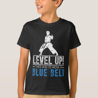 Level Up! This Kid Is Now A Blue Belt Karate Award Tシャツ