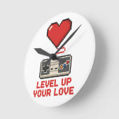 Level Up Your Love, Retro Pixel Gaming Design ラウンド壁時計 (傾斜)