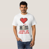 Level Up Your Love, Retro Pixel Gaming Design Tシャツ (正面フル)