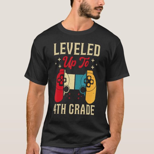 Leveled Up To 4th Grade Gamer Back To School First Tシャツ (正面)