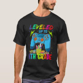 Leveled Up To 8th Grade Video Gamer Back To School Tシャツ (正面)