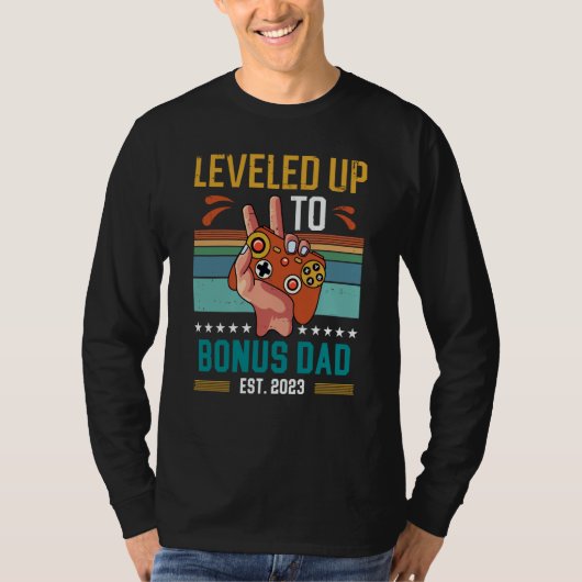 Leveled Up to Bonus Dad 2023 New Stepdad Gamer Tシャツ (正面)