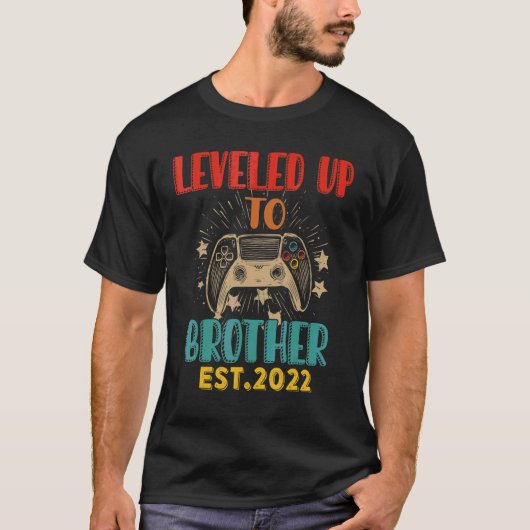 Leveled Up To Brother Est 2022 Gamer Expecting Ba Tシャツ (正面)