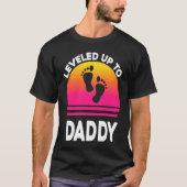 Leveled Up to Daddy Soon to be Dad Father  T Tシャツ (正面)