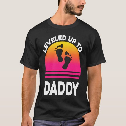 Leveled Up to Daddy Soon to be Dad Father  T Tシャツ (正面)
