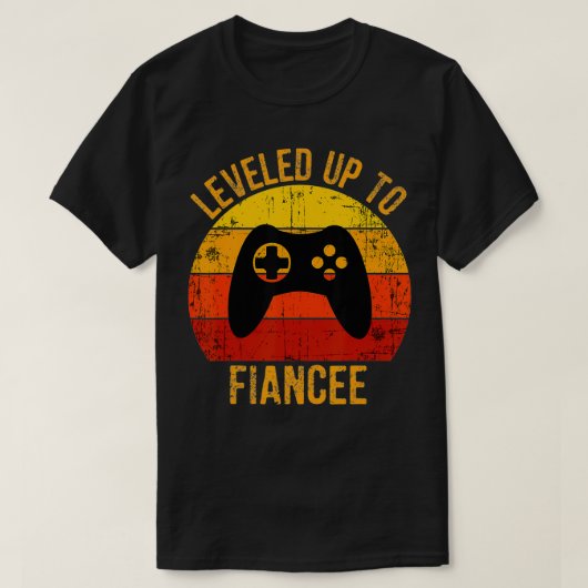 Leveled Up to Fiancee Funny Gaming for Video Gamer Tシャツ (デザイン正面)