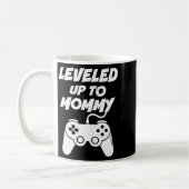 Leveled Up To Mommy  コーヒーマグカップ (左)