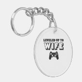 Leveled Up to Wife Gaming Controller Design キーホルダー (正面左)