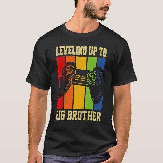 Leveling up to Big Brother 2022 gamer boys kids me Tシャツ (正面)