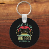 Leveling Up To Big Brother 2026 Funny New Gamer Bo キーホルダー (正面)