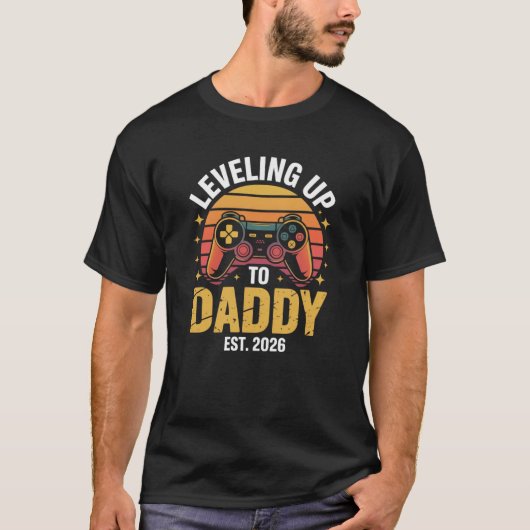 Leveling Up to Daddy Est 2026 Gamer Dad funny Tシャツ (正面)