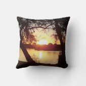 Lever de soleil sur La Grande Motte - France クッション (裏面)