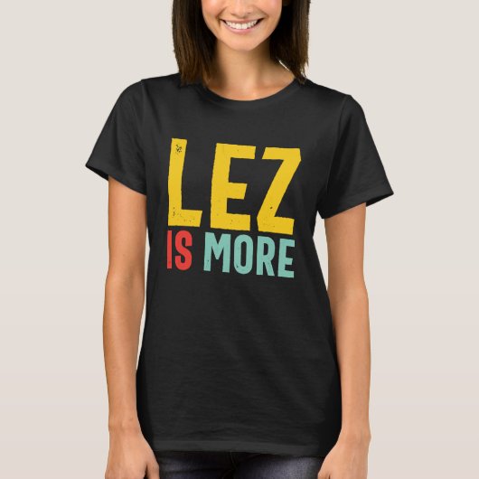 Lez Is More Distressed LGBT Pride Lesbian Tシャツ (正面)