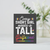 LGBTすべての短い女の子は背の高いガールフレンドを必要とする インビテーションポストカード (スタンド正面)
