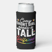 LGBTすべての短い女の子は背の高いガールフレンドを必要とする スリム缶クーラー (Seltzer正面)