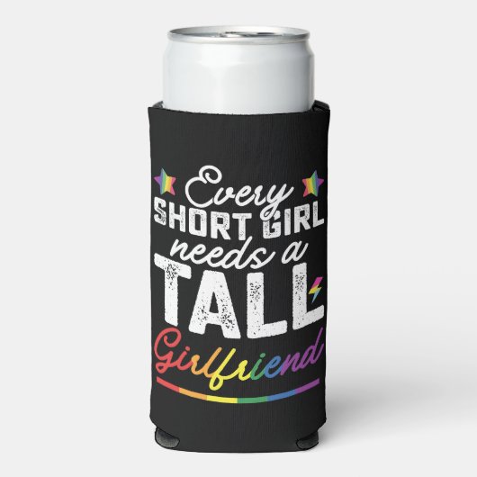 LGBTすべての短い女の子は背の高いガールフレンドを必要とする スリム缶クーラー (Seltzer正面)
