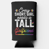 LGBTすべての短い女の子は背の高いガールフレンドを必要とする スリム缶クーラー (正面)