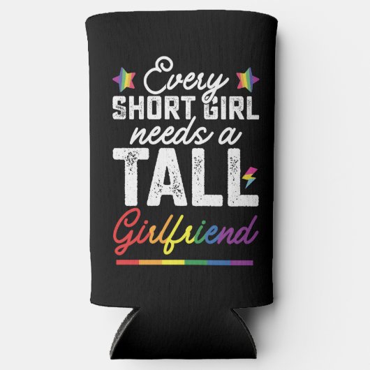 LGBTすべての短い女の子は背の高いガールフレンドを必要とする スリム缶クーラー (正面)