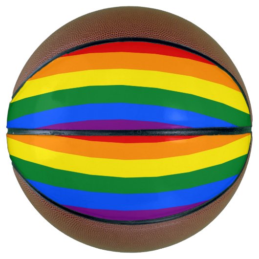LGBTのプライド旗とフルサイズバスケットボール バスケットボール (正面)
