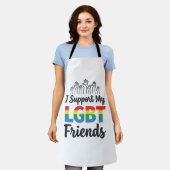 LGBTの友達を応援 虹色 プライド ベクター デザイン エプロン (着用した状態)