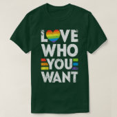 LGBTの男性とレインボーを望むゲイプライド Tシャツ (デザイン正面)