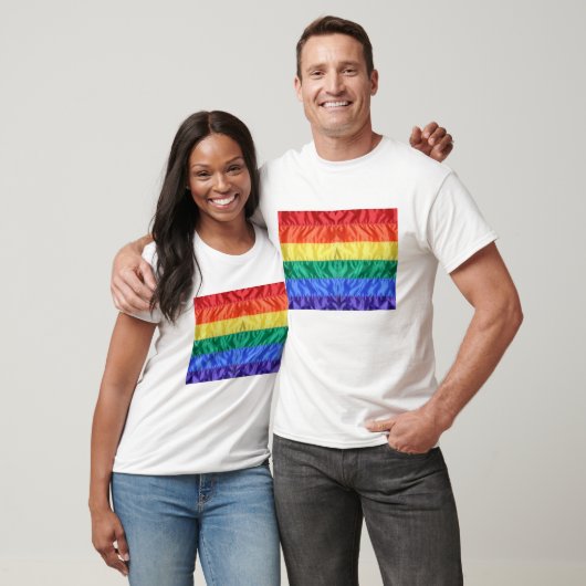 LGBTクラシックフェイクシルクレインボー国旗ゲイプライド国旗 Tシャツ (ユニセックス)