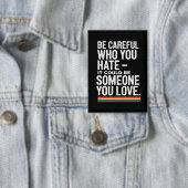 LGBTプライド引用文を嫌う人には気を付けおもしろいなさい 缶バッジ (インサイチュ)