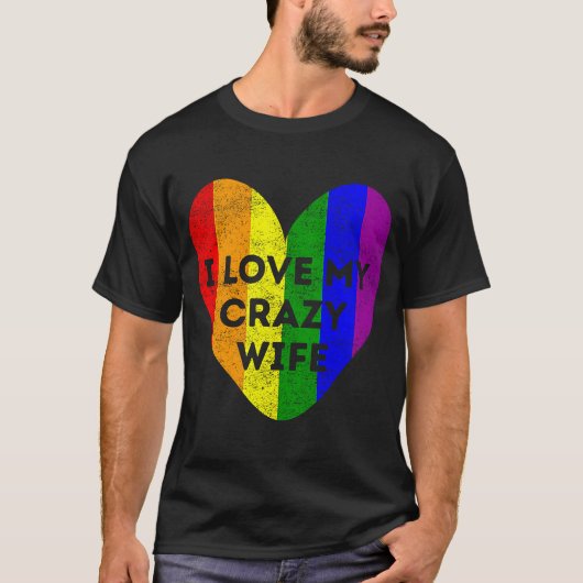 LGBTプライド私は私の妻の熱狂する虹のフラグSuppo大好き Tシャツ (正面)