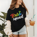 LGBTプライド花嫁結婚隊のゲイレズビアンレインボー トライブレンドＴシャツ<br><div class="desc">このモダンLGBTをテーマにしたデザインでは、レインボータイポグラフィの文字「Bride Squad」がダイアモンド#wedding #engagement #lgbtwedding #bridesquad #LGBT #gay #pride #queer #lesbian #bisexual #transgenderでアクセントを受ける</div>