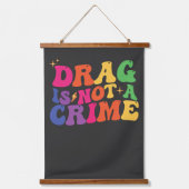 LGBTプライド DRAG IS NOT A CRIME サポート 吊り下げ型タペストリー (正面)