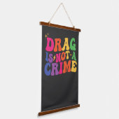 LGBTプライド DRAG IS NOT A CRIME サポート 吊り下げ型タペストリー (傾斜あり)