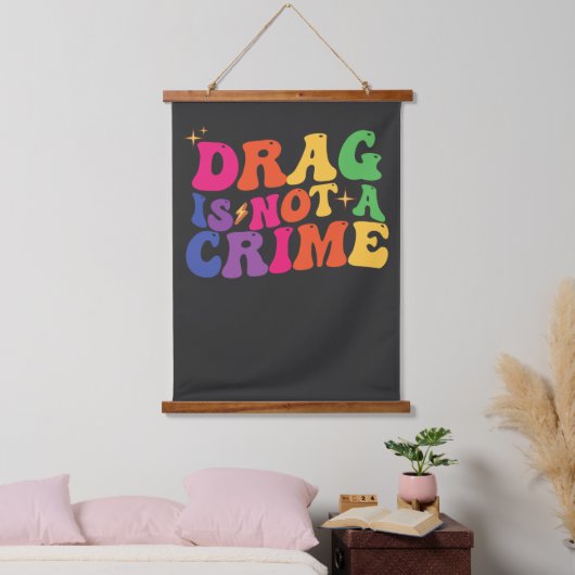 LGBTプライド DRAG IS NOT A CRIME サポート 吊り下げ型タペストリー (寝室)