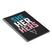LGBTプライド She Her Hers トランスジェンダー 代名詞 ノートブック (右側)