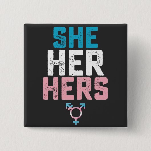 LGBTプライド She Her Hers トランスジェンダー 代名詞 缶バッジ (正面)