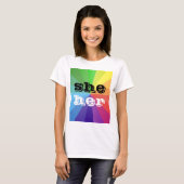 LGBT レインボー プライド フラッグ 代名詞 彼女/彼女 Tシャツ (正面フル)