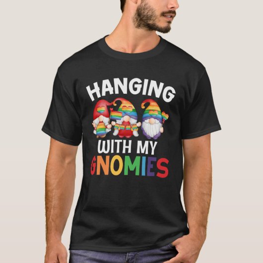 LGBT Pride LGBTQ Rainbow Gnomies  Hanging with my  Tシャツ (正面)