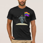 LGBTQのプライドの虹の旗-月の宇宙飛行士 Tシャツ (正面)