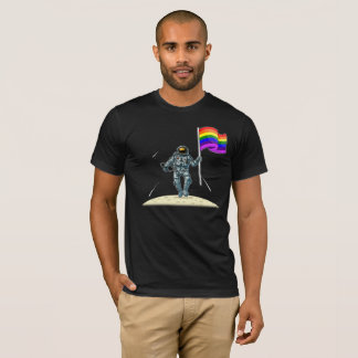 LGBTQのプライドの虹の旗-月の宇宙飛行士 Tシャツ