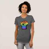 LGBTQの伝統的なレインボープライドの拳 Tシャツ (正面フル)