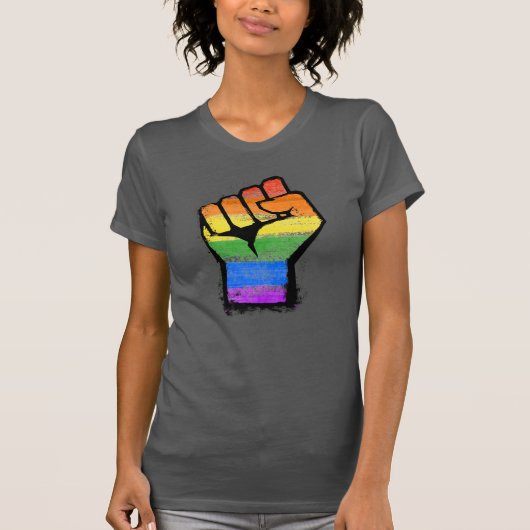 LGBTQの伝統的なレインボープライドの拳 Tシャツ (正面)