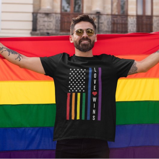 LGBTQゲイプライド・ラブがアメリカ国旗を獲得 Tシャツ